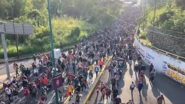 Screengrab of video of migrant caravan traveling through southern Mexico after leaving Tapachula, Mexico on route to country's capital. - Sputnik International