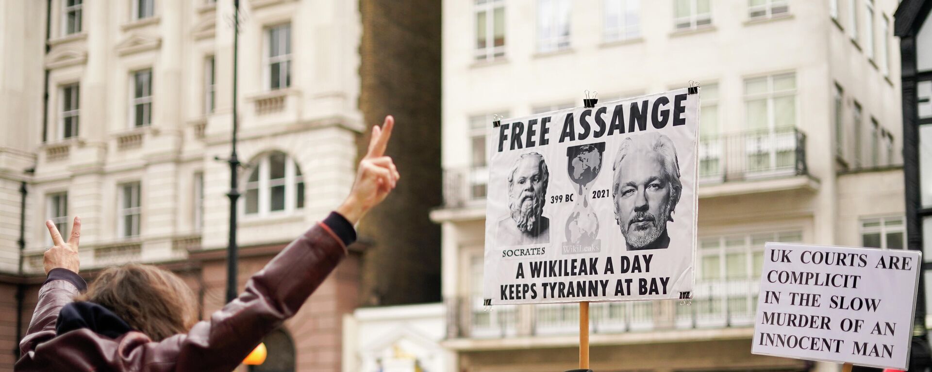 Supporters of WikiLeaks founder Julian Assange hold placards as they gather outside the Royal Courts of Justice, in London, Saturday, Oct. 23, 2021, ahead of next week's extradition case appeal.  - Sputnik International, 1920, 17.06.2022