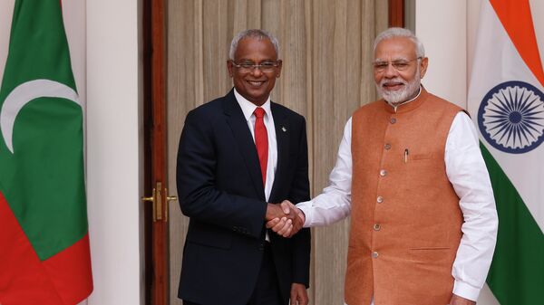 Indian Prime Minister Narendra Modi, right, shakes hands with Maldives President Ibrahim Mohamed Solih before their meeting in New Delhi, India, Monday, Dec. 17, 2018.  - Sputnik International