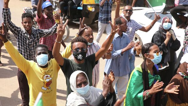 Sudanese demonstrators take to the streets of the capital Khartoum to demand the government's transition to civilian rule in Khartoum, Sudan, Thursday, Oct. 21, 2021.  - Sputnik International
