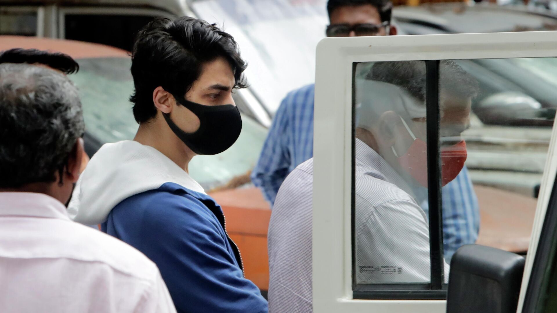 Bollywood actor Shah Rukh Khan's son Aryan Khan, center, escorted by law enforcement officials from Narcotics Control Bureau office is being taken for a medical check up, in Mumbai, India, Friday, Oct. 08, 2021. - Sputnik International, 1920, 27.10.2021