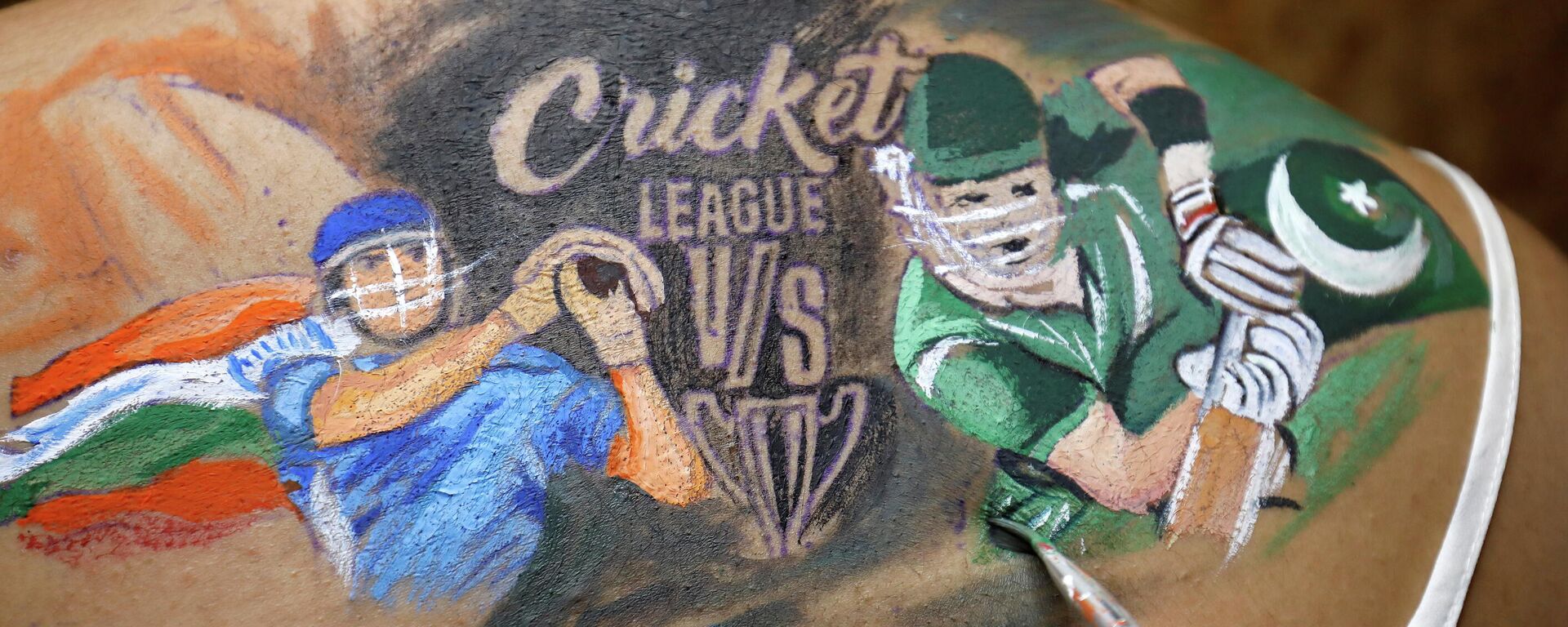 A cricket fan gets her back painted before the start of the first match between India and Pakistan in Twenty20 World Cup Super 12 stage in Dubai, in Ahmedabad, India, October 24, 2021 - Sputnik International, 1920, 26.10.2021