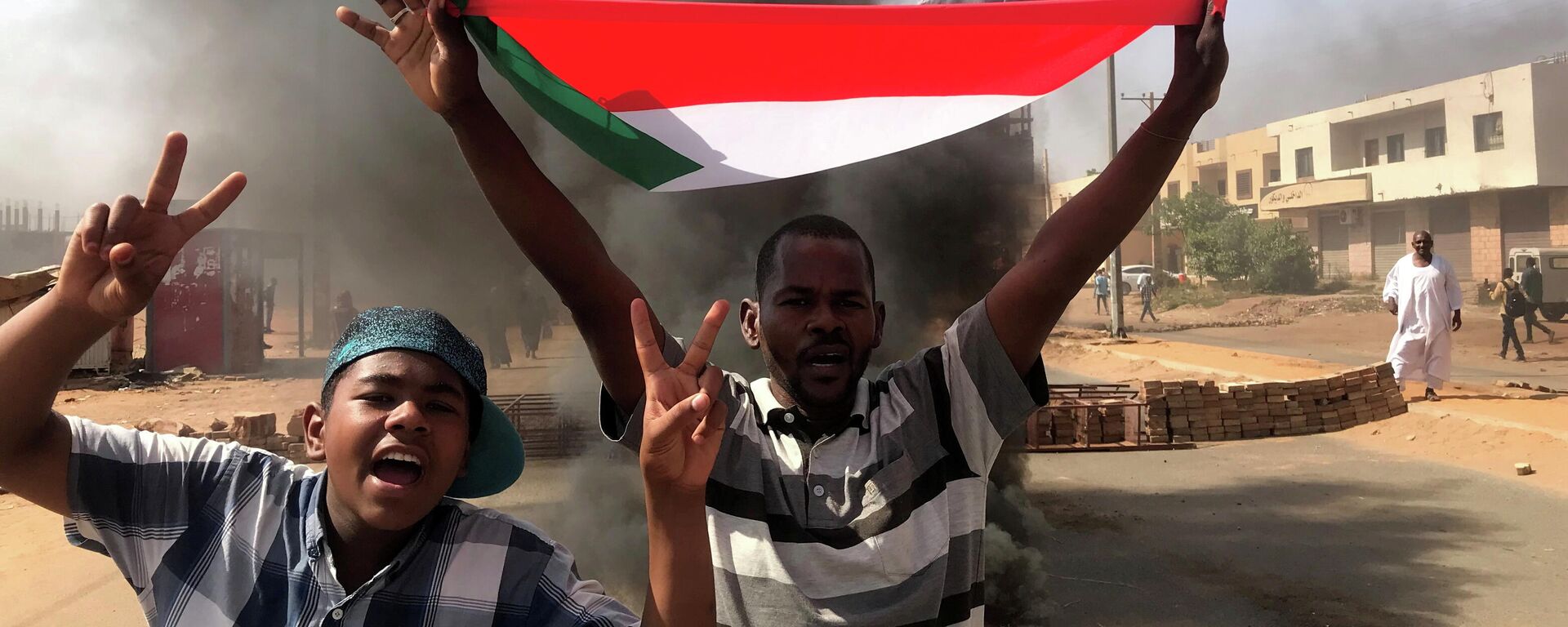A protester waves a flag during what the information ministry calls a military coup in Khartoum, Sudan, October 25, 2021 - Sputnik International, 1920, 27.10.2021