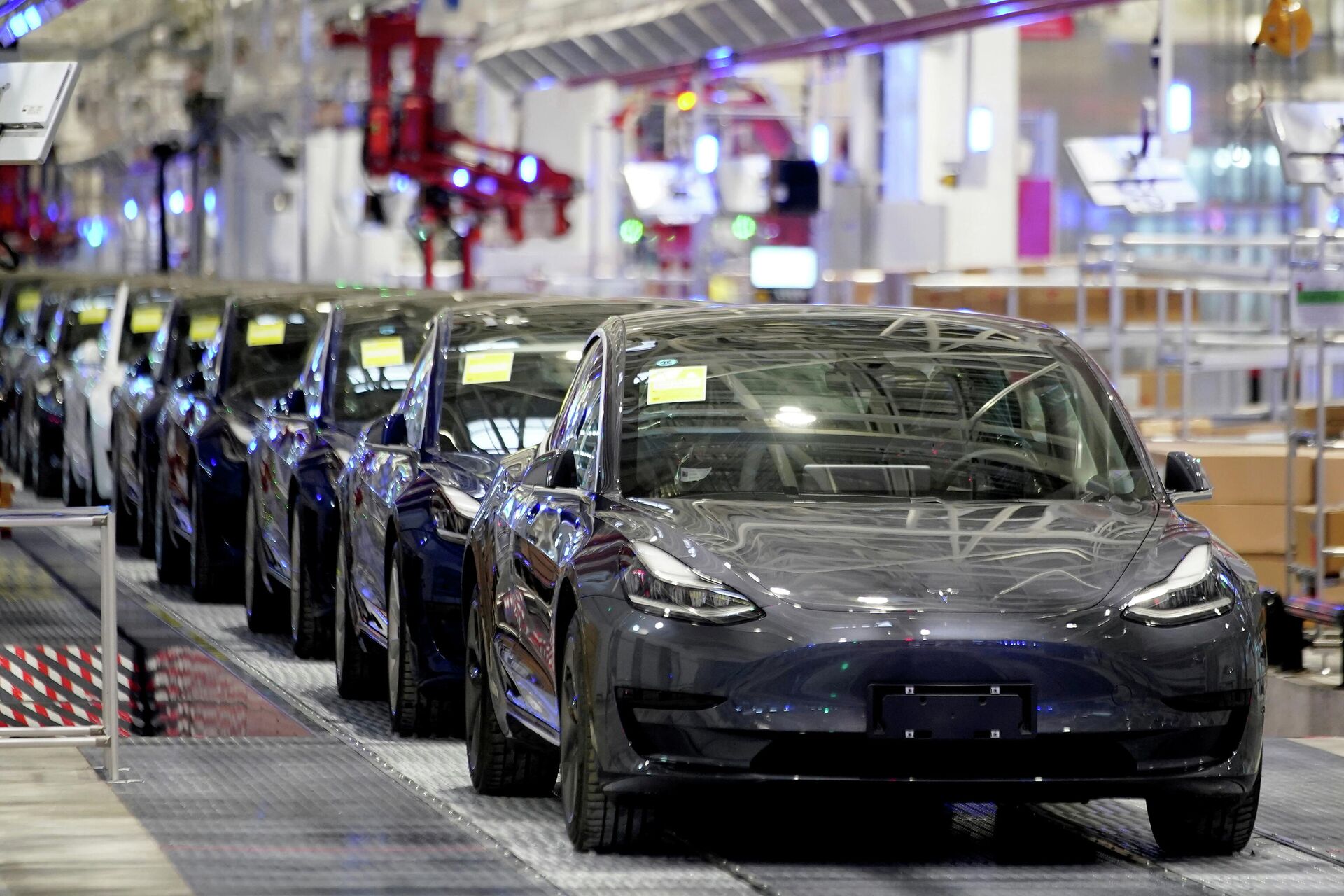 Tesla China-made Model 3 vehicles are seen during a delivery event at its factory in Shanghai, China January 7, 2020 - Sputnik International, 1920, 25.10.2021