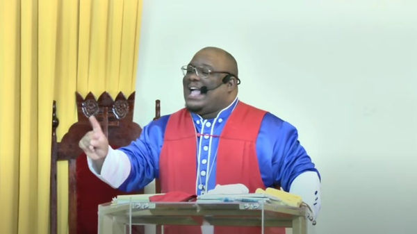 Pastor Kevin O. Smith, of Pathways International Kingdom Restoration Ministries, speaks to members of his congregation in Montego Bay, Jamaica. (Sept. 2017)  - Sputnik International