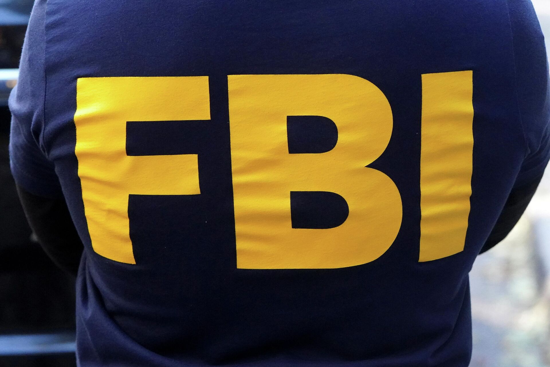 An FBI logo is pictured on an agent's shirt during the U.S. law enforcements raid on Russian oligarch Oleg Deripaska's property in the Manhattan borough of New York City, New York, U.S. October 19, 2021 - Sputnik International, 1920, 19.11.2021