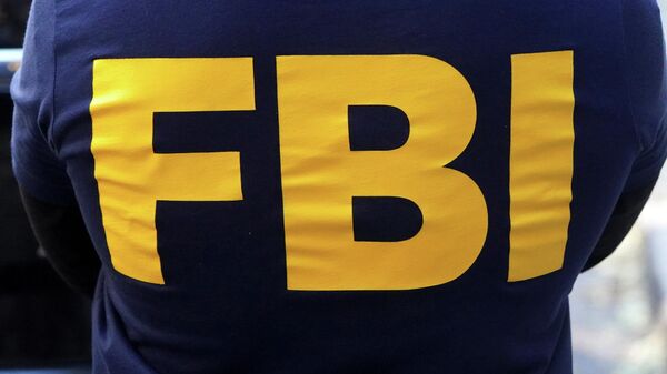 An FBI logo is pictured on an agent's shirt during the U.S. law enforcements raid on Russian oligarch Oleg Deripaska's property in the Manhattan borough of New York City, New York, U.S. October 19, 2021 - Sputnik International