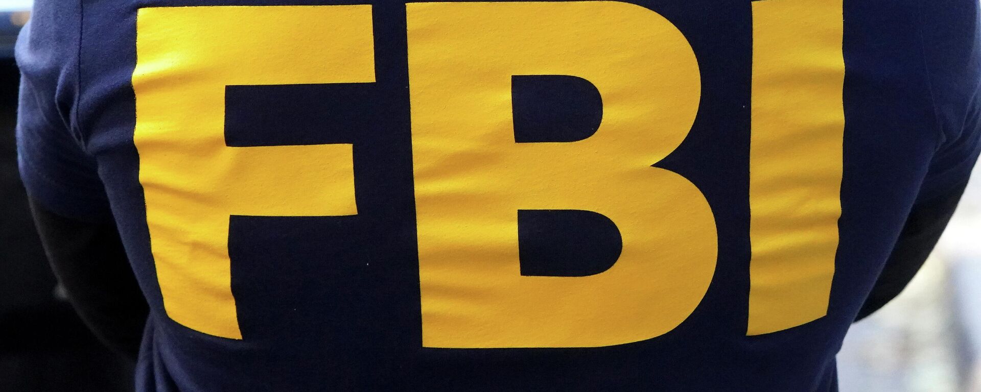 An FBI logo is pictured on an agent's shirt during the U.S. law enforcements raid on Russian oligarch Oleg Deripaska's property in the Manhattan borough of New York City, New York, U.S. October 19, 2021 - Sputnik International, 1920, 27.10.2021