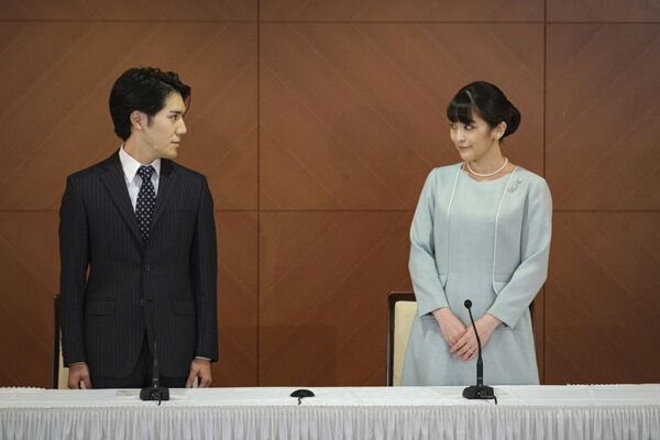 Japan&#x27;s former Princess Mako, right, the eldest daughter of Crown Prince Akishino and Crown Princess Kiko, and her husband Kei Komuro, look at each other during a press conference to announce their marriage at a hotel in Tokyo, Japan Tuesday, 26 October 2021. - Sputnik International