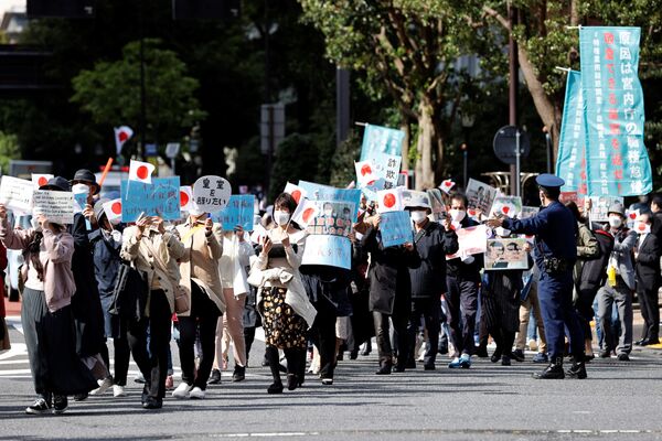 Protesters hold banners during a march against the marriage between Japan&#x27;s Princess Mako and her fiancé Kei Komuro in Tokyo, Japan, 26 October 2021. - Sputnik International