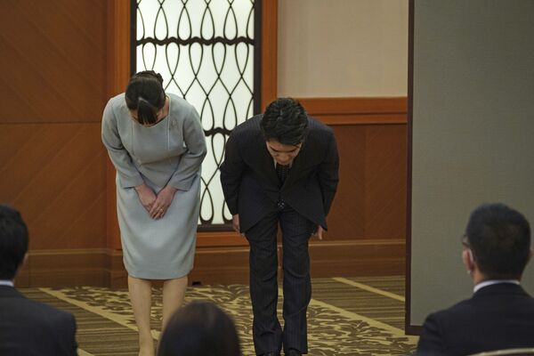 Japan&#x27;s former Princess Mako,  the eldest daughter of Crown Prince Akishino and Crown Princess Kiko, and her husband Kei Komuro, bow to the audience before a press conference to announce their marriage, at a hotel in Tokyo, Japan, Tuesday, 26 October 2021. Former Princess Mako married the commoner and lost her royal status Tuesday in a union that has split public opinion after a three-year delay caused by a financial dispute involving her new mother-in-law. - Sputnik International