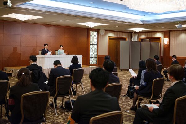 Japan&#x27;s former princess Mako, the eldest daughter of Prince Akishino and Princess Kiko, and her husband Kei Komuro, who she originally met while at university, attend a press conference to announce their marriage registration, at the Grand Arc Hotel in Tokyo on 26 October 2021. - Sputnik International