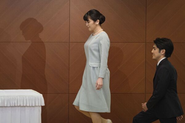 Japan&#x27;s former Princess Mako, left, the eldest daughter of Crown Prince Akishino and Crown Princess Kiko, and her husband Kei Komuro, arrive for a press conference to announce their marriage, at a hotel in Tokyo, Japan, Tuesday, 26 October 2021.  - Sputnik International