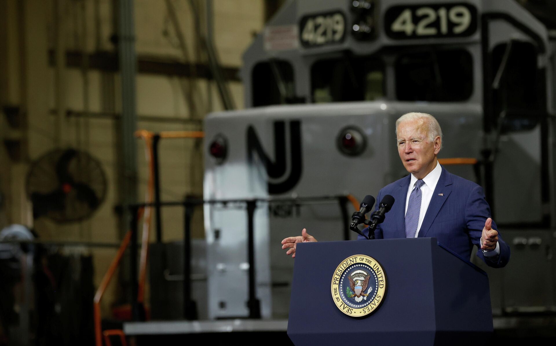 U.S. President Joe Biden delivers remarks on his Build Back Better infrastructure agenda at the NJ TRANSIT Meadowlands Maintenance Complex in Kearny, New Jersey, U.S., October 25, 2021 - Sputnik International, 1920, 29.10.2021