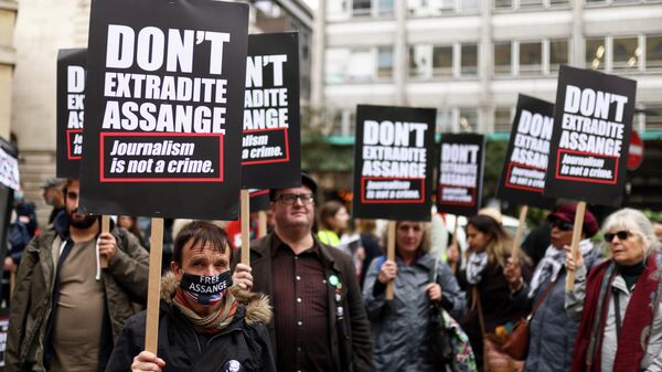 Supporters of WikiLeaks founder Julian Assange hold placards as they protest outside BBC broadcasting house, ahead of the appeal hearing over his extradition, in London, Britain October 23, 2021 - Sputnik International