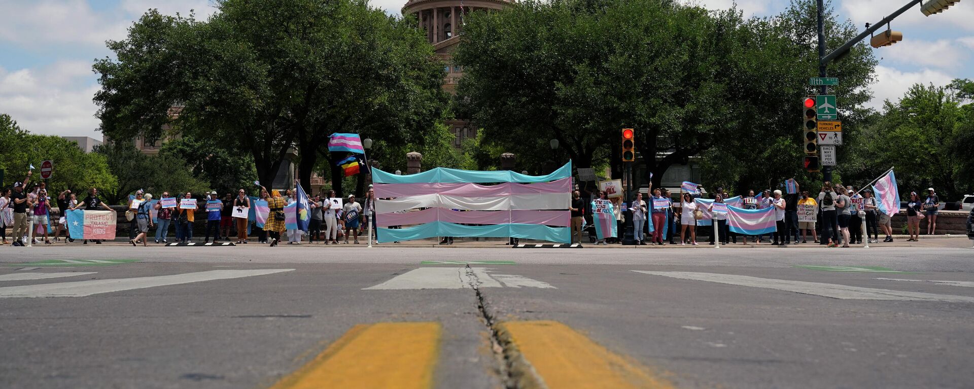 Demonstrators gather on the steps to the State Capitol to speak against transgender related legislation bills being considered in the Texas Senate and Texas House, Thursday, May 20, 2021, in Austin, Texas. - Sputnik International, 1920, 13.05.2022