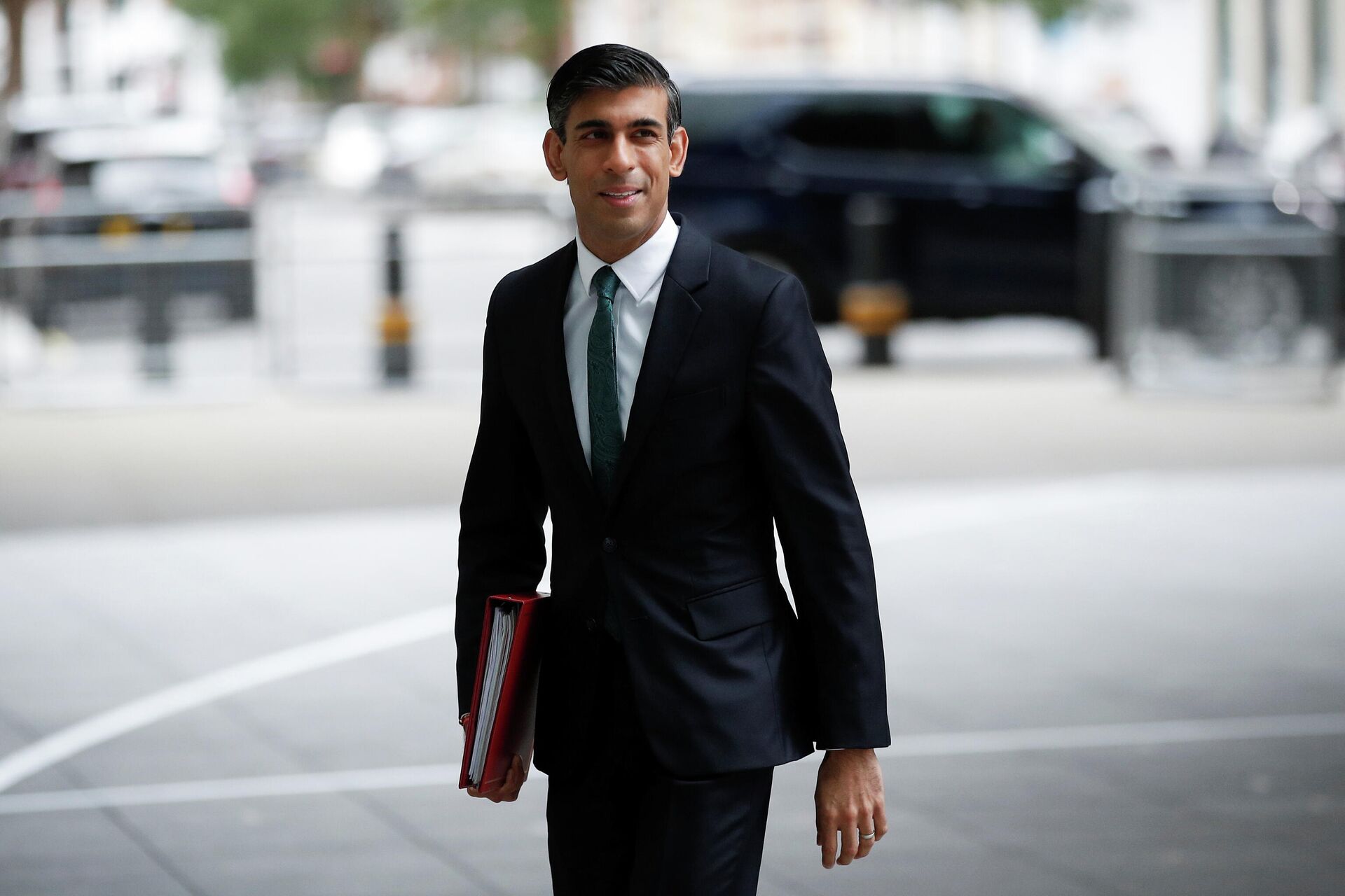 Britain's Chancellor of the Exchequer Rishi Sunak arrives at Broadcasting House to take part in an interview on BBC's 'The Andrew Marr Show', in London, Britain, October 24, 2021 - Sputnik International, 1920, 12.11.2021