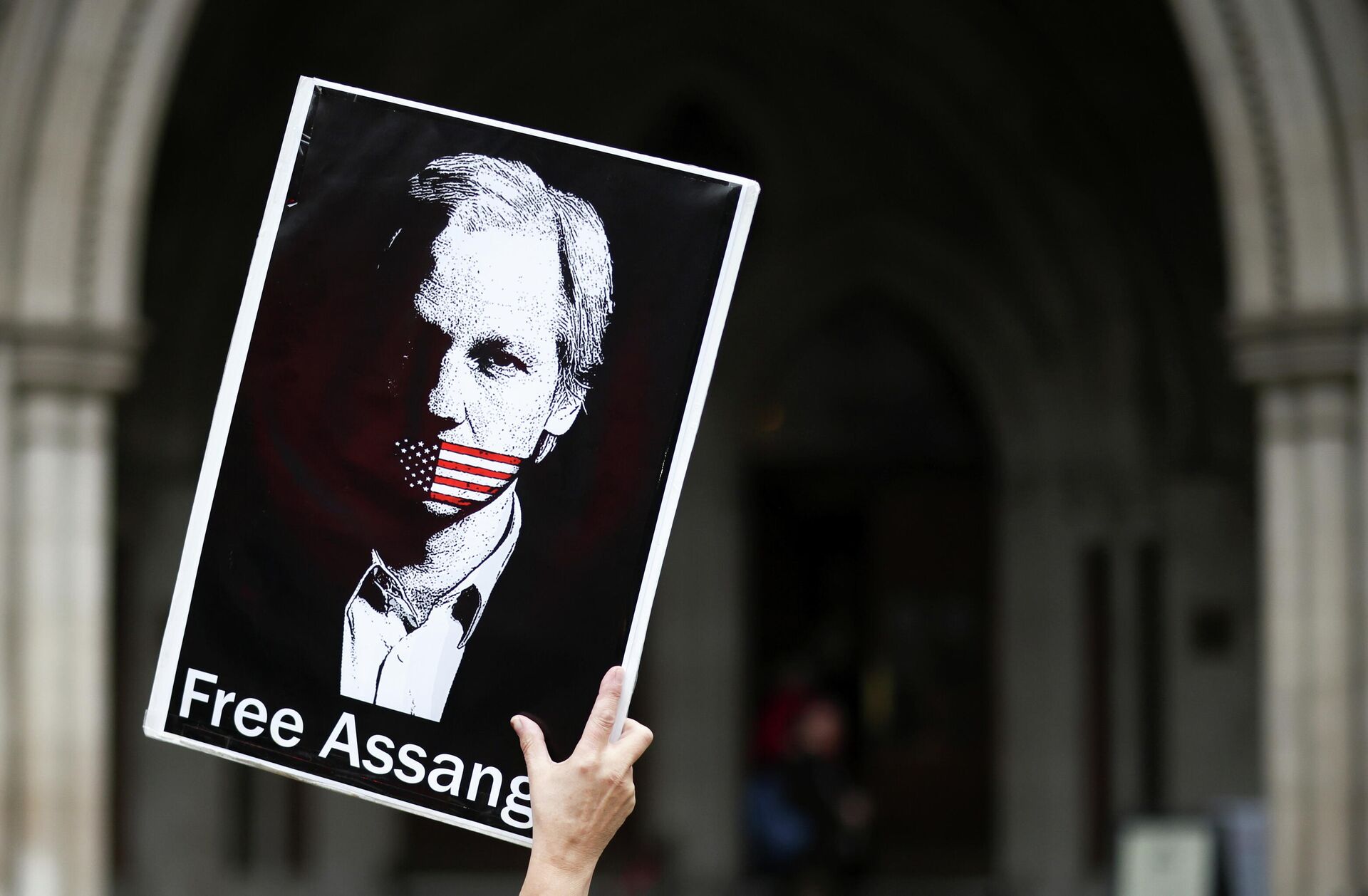A supporter of Wikileaks founder Julian Assange protests outside the Royal Courts of Justice in London, Britain, October 27, 2021. REUTERS/Henry Nicholls - Sputnik International, 1920, 02.11.2021