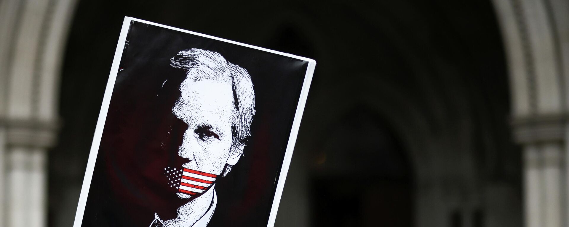 A supporter of Wikileaks founder Julian Assange protests outside the Royal Courts of Justice in London, Britain, October 27, 2021. REUTERS/Henry Nicholls - Sputnik International, 1920, 27.10.2021