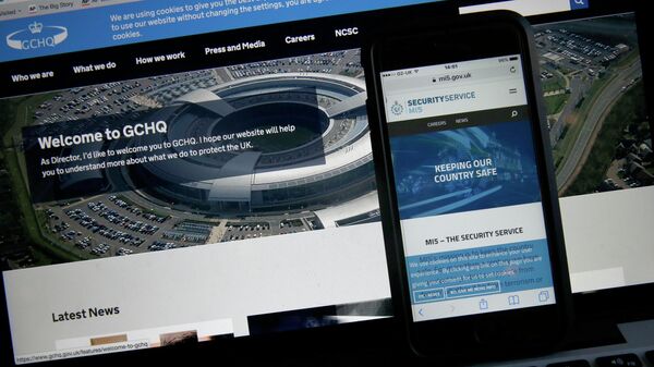 This photo-illustration shows the web flash pages for GCHQ, the British governments communications and electronic surveillance headquarters, and The Security Service (MI5), the governments internal security service, on a computer and smartphone in London, Friday, Nov. 25, 2016 - Sputnik International