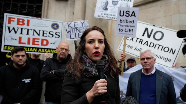 CAPTION CORRECTION SURNAME Julian Assange's partner, Stella Moris, addresses protestors outside the High Court in London, Wednesday, Oct. 27, 2021 - Sputnik International