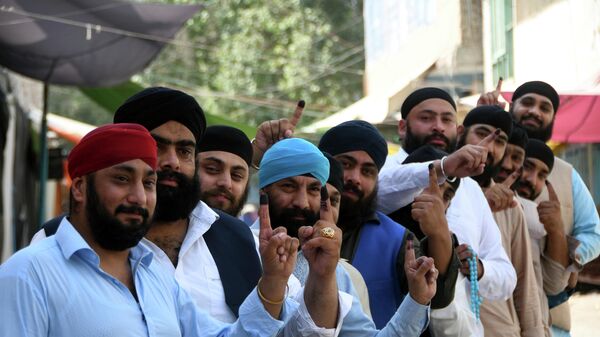 Afghan Sikhs show their inked fingers after casting their votes at a polling station in the city of Jalalabad, east of Kabul, Afghanistan, Saturday, Sept. 28, 2019 - Sputnik International