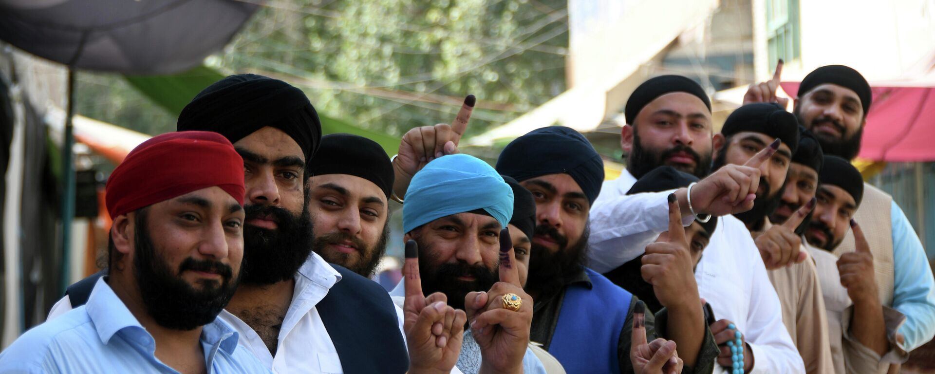 Afghan Sikhs show their inked fingers after casting their votes at a polling station in the city of Jalalabad, east of Kabul, Afghanistan, Saturday, Sept. 28, 2019 - Sputnik International, 1920, 27.10.2021