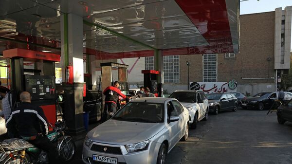 People fill their cars at a gas station in Tehran, Iran Wednesday, Oct. 27, 2021 - Sputnik International