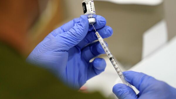 In this Oct. 5, 2021, file photo a healthcare worker fills a syringe with the Pfizer COVID-19 vaccine at Jackson Memorial Hospital in Miami. - Sputnik International