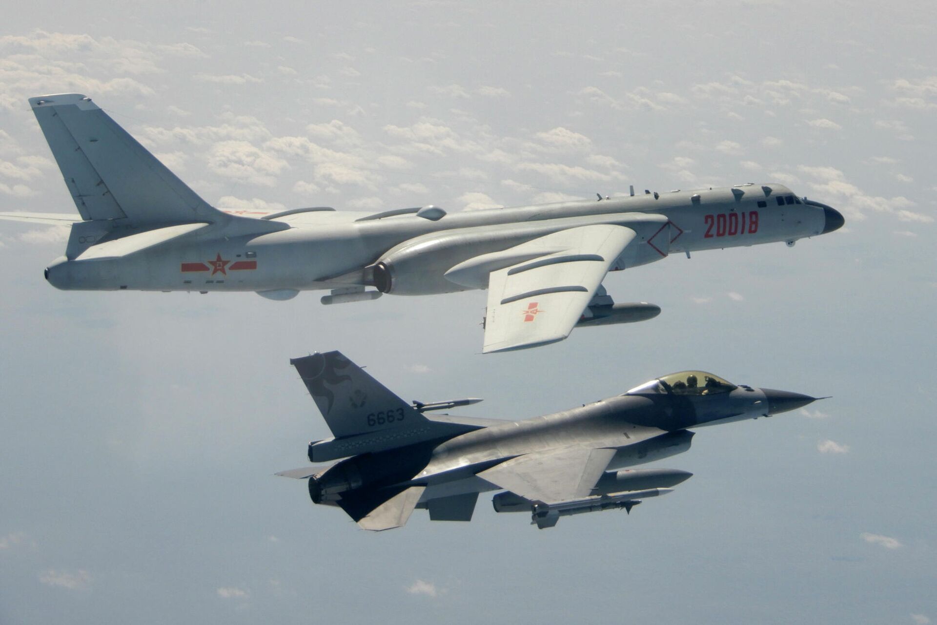In this Feb. 10, 2020, file photo and released by the Republic of China (ROC) Ministry of National Defense, a Taiwanese Air Force F-16 in foreground flies on the flank of a Chinese People's Liberation Army Air Force (PLAAF) H-6 bomber as it passes near Taiwan - Sputnik International, 1920, 05.11.2021