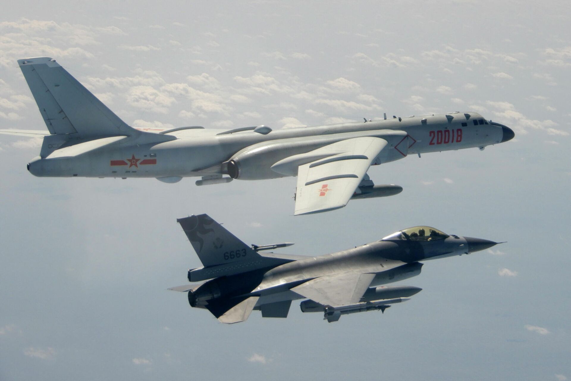 In this Feb. 10, 2020, file photo and released by the Republic of China (ROC) Ministry of National Defense, a Taiwanese Air Force F-16 in foreground flies on the flank of a Chinese People's Liberation Army Air Force (PLAAF) H-6 bomber as it passes near Taiwan - Sputnik International, 1920, 11.01.2022