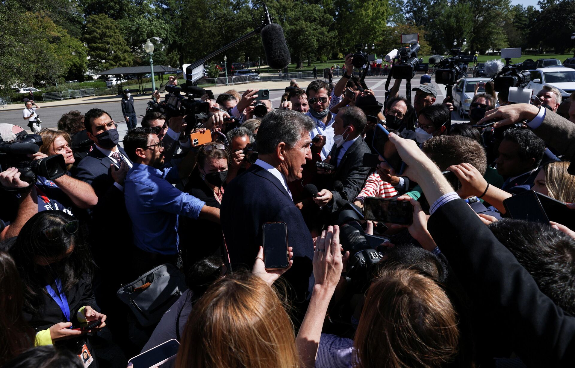 U.S. Senator Joe Manchin (D-WV) makes his way through a crowd of Capitol Hill reporters outside the U.S. Capitol in Washington, U.S., September 30, 2021 - Sputnik International, 1920, 19.11.2021