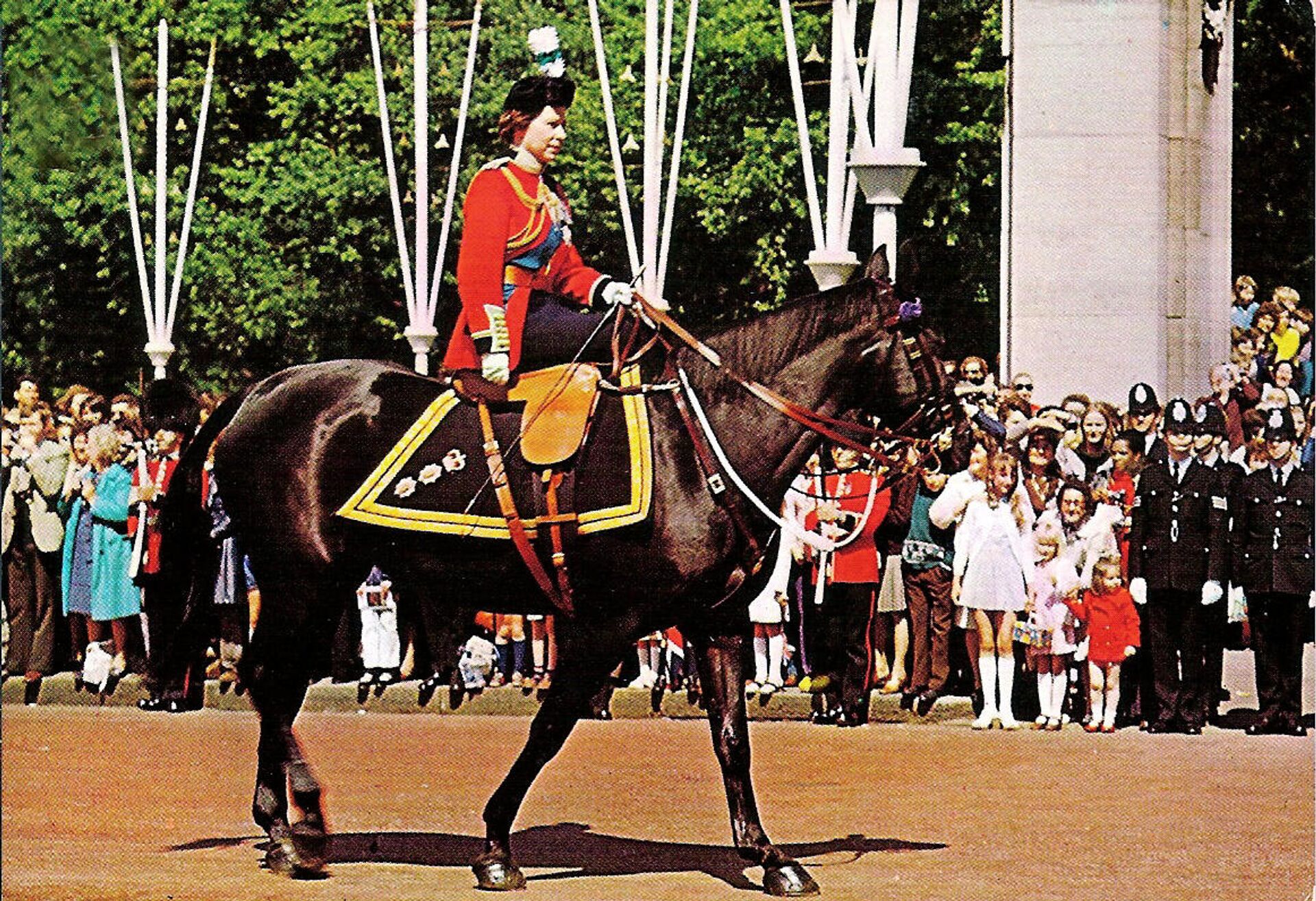 HM Queen riding her famous horse Burmese, given to her by the Royal Canadian Mounted Police in 1969 - Sputnik International, 1920, 09.09.2022