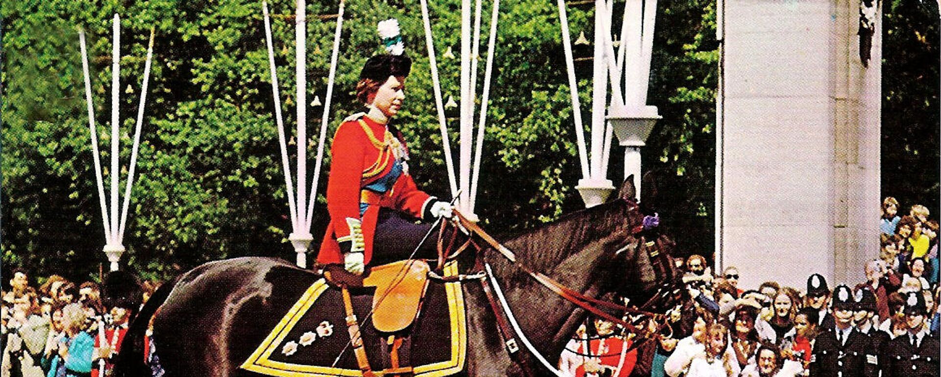 HM Queen riding her famous horse Burmese, given to her by the Royal Canadian Mounted Police in 1969 - Sputnik International, 1920, 28.10.2021