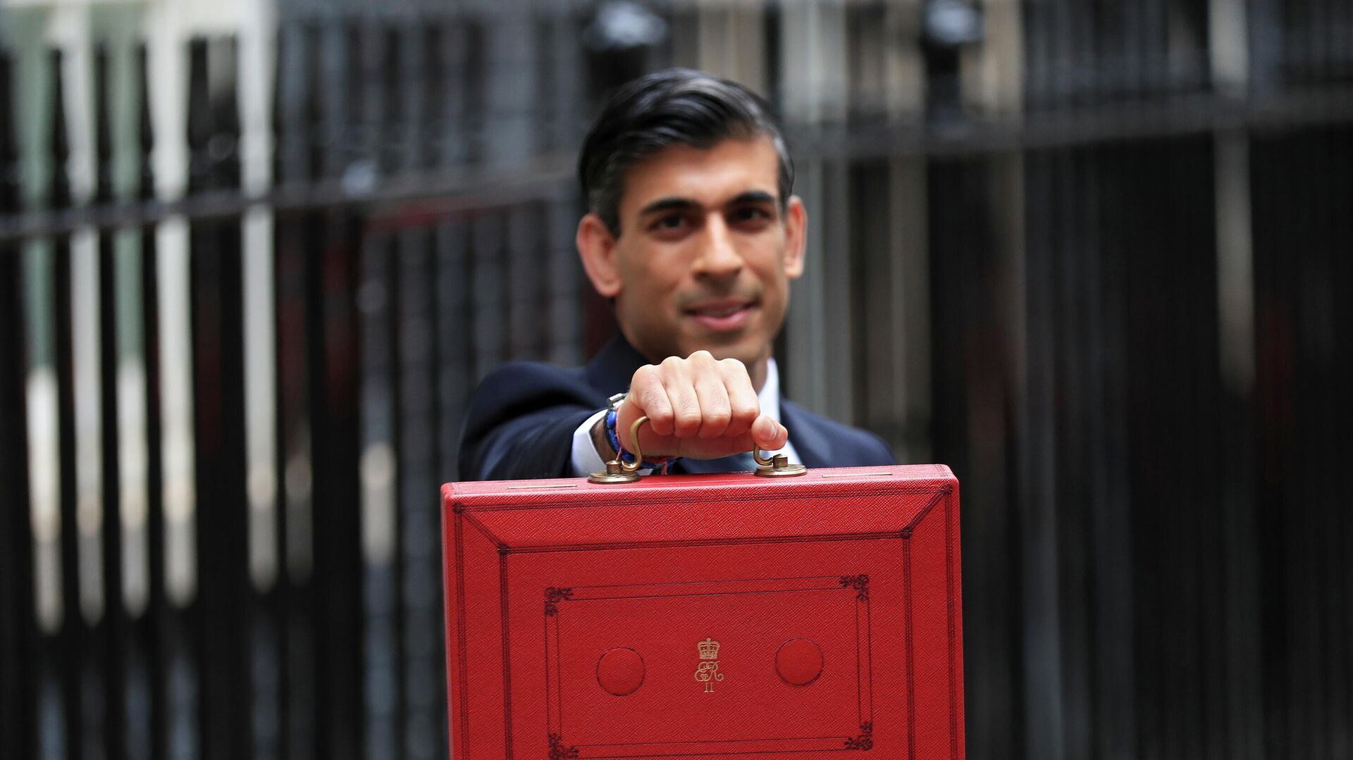 Britain's Chancellor of the Exchequer Rishi Sunak holds the budget box outside Downing Street in London, Britain, October 27, 2021.  - Sputnik International, 1920, 28.10.2021