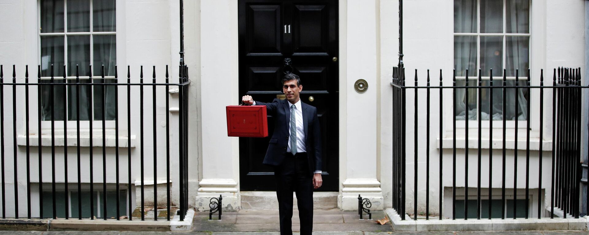 Britain's Chancellor of the Exchequer Rishi Sunak holds the budget box outside Downing Street in London, Britain, October 27, 2021.  - Sputnik International, 1920, 27.10.2021