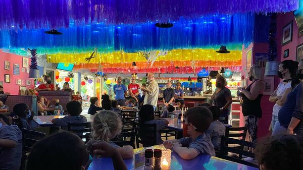 A photo of elementary school field trip to Rosie's Bar and Grill venue in south Florida shared on October 27, 2021. - Sputnik International