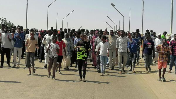 Sudanese demonstrators march and chant during a protest against the military takeover, in Atbara, Sudan October 27, 2021 in this social media image. - Sputnik International