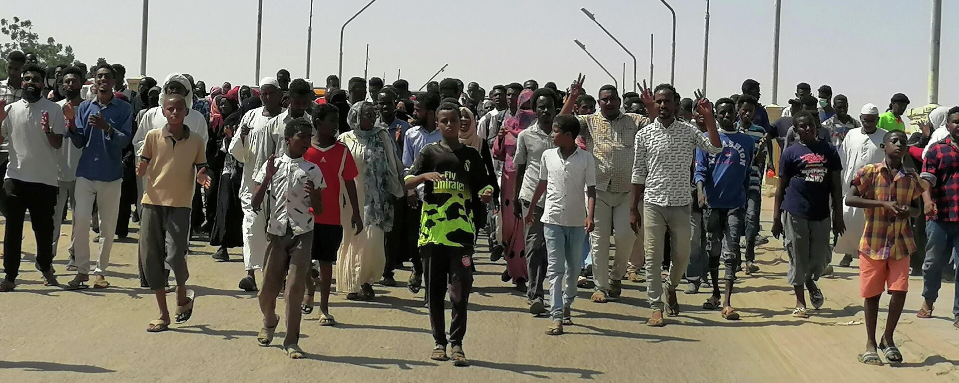 Sudanese demonstrators march and chant during a protest against the military takeover, in Atbara, Sudan October 27, 2021 in this social media image. - Sputnik International, 1920, 28.10.2021