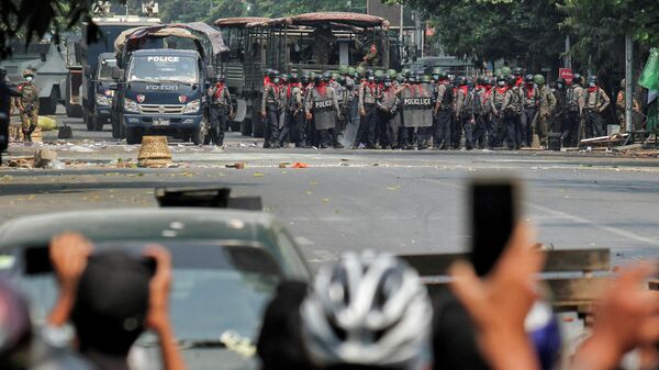 Police stand on a road during an anti-coup protest in Mandalay, Myanmar, March 3, 2021. - Sputnik International
