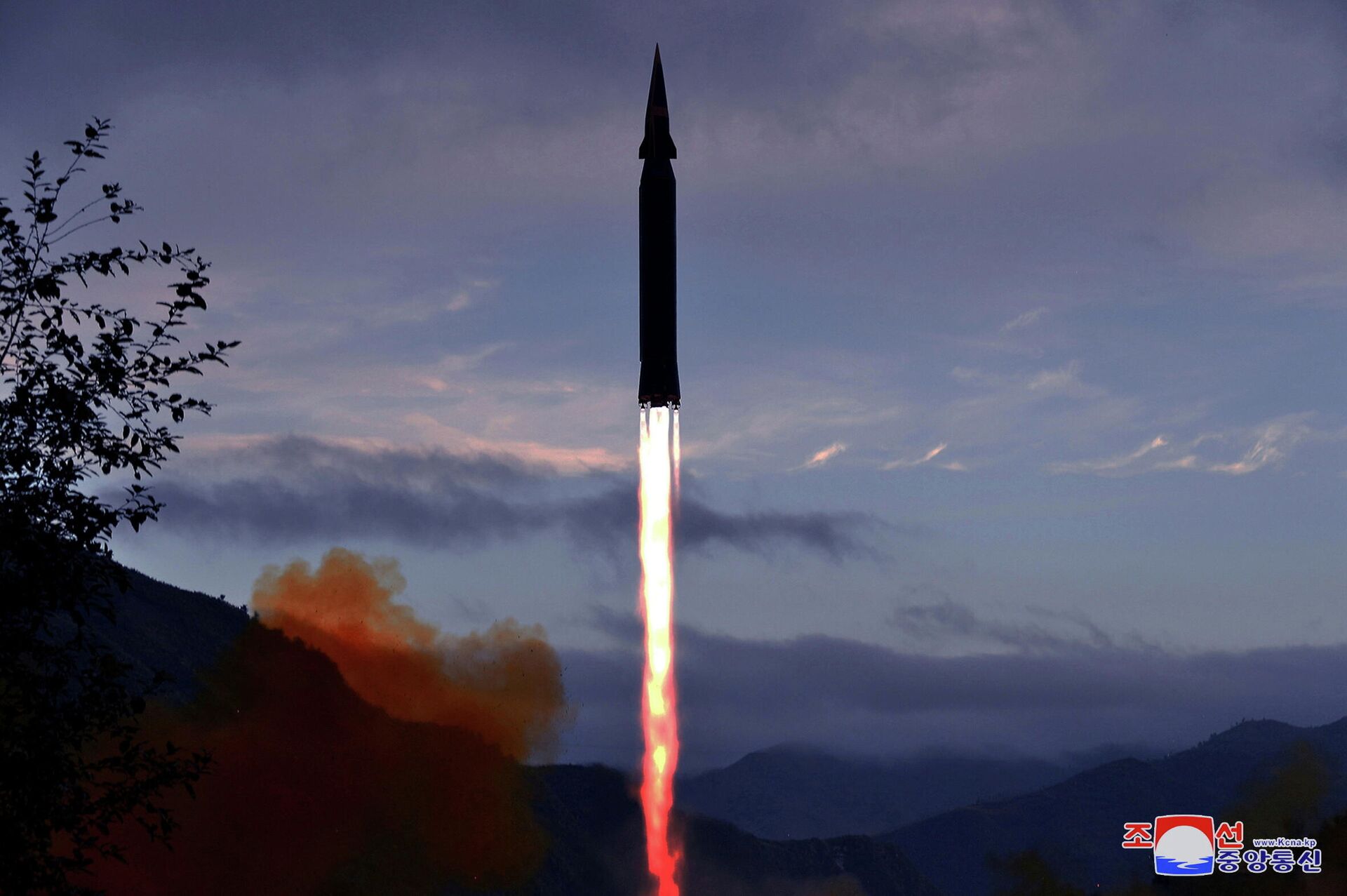 The newly developed hypersonic missile Hwasong-8 is test-fired by the Academy of Defence Science of the DPRK in Toyang-ri, Ryongrim County of Jagang Province, North Korea, in this undated photo released on September 29, 2021 by North Korea's Korean Central News Agency (KCNA). - Sputnik International, 1920, 29.10.2021