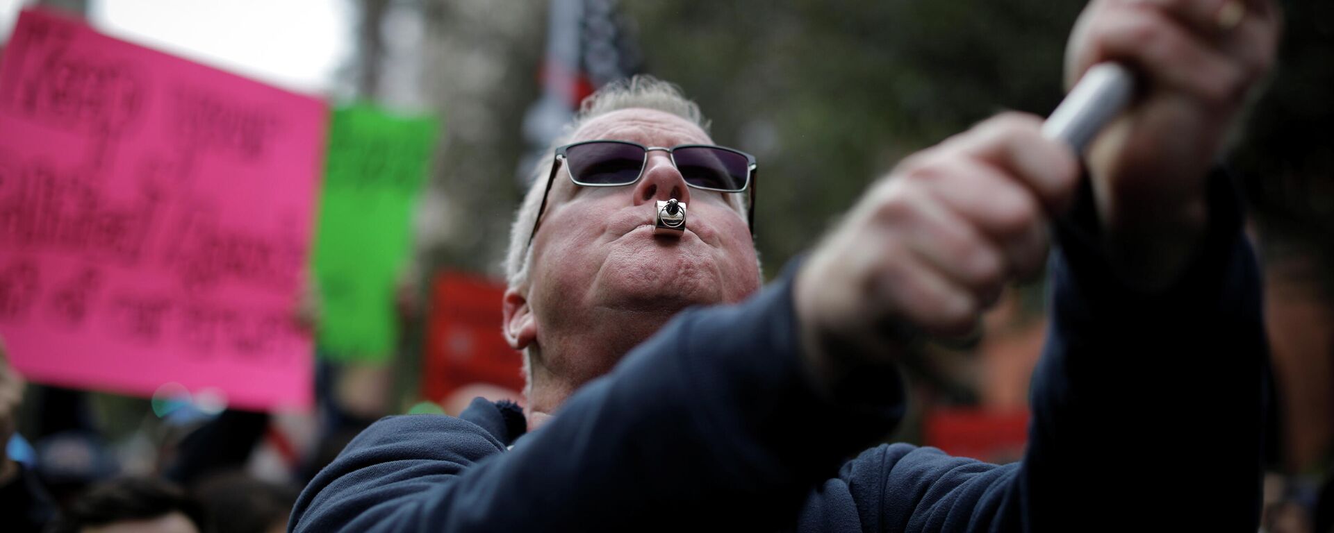 A demonstrator uses a whistle during a protest by New York City Fire Department (FDNY) union members, municipal workers and others, against the city's COVID-19 vaccine mandates on Manhattan's Upper East Side, in New York City, New York, U.S., October 28, 2021 - Sputnik International, 1920, 29.10.2021