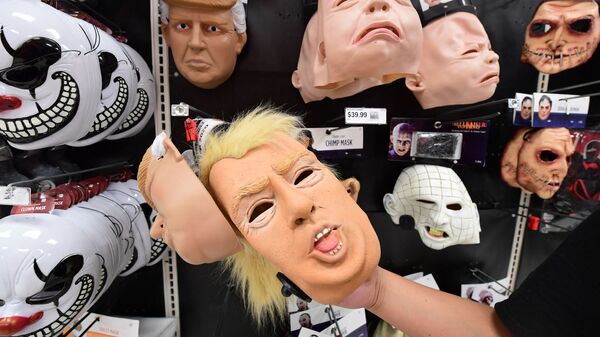 Продажа маски Дональда Трампа во время подготовки к Хэллоуину в Калифорнии  - Sputnik International