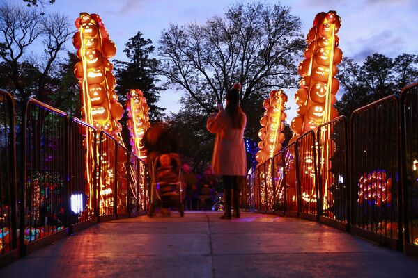 Landmarks made of carved pumpkins are displayed during &quot;The Great Jack O’Lantern Blaze&quot; at Van Cortlandt Manor on 27 October 2021 in Croton-on-Hudson, New York, ahead of Halloween. - Sputnik International