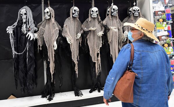 A customer shops for Halloween products on 27 October 2021 in Alhambra, California, ahead of Halloween, which falls on the last day of the month.  - Sputnik International