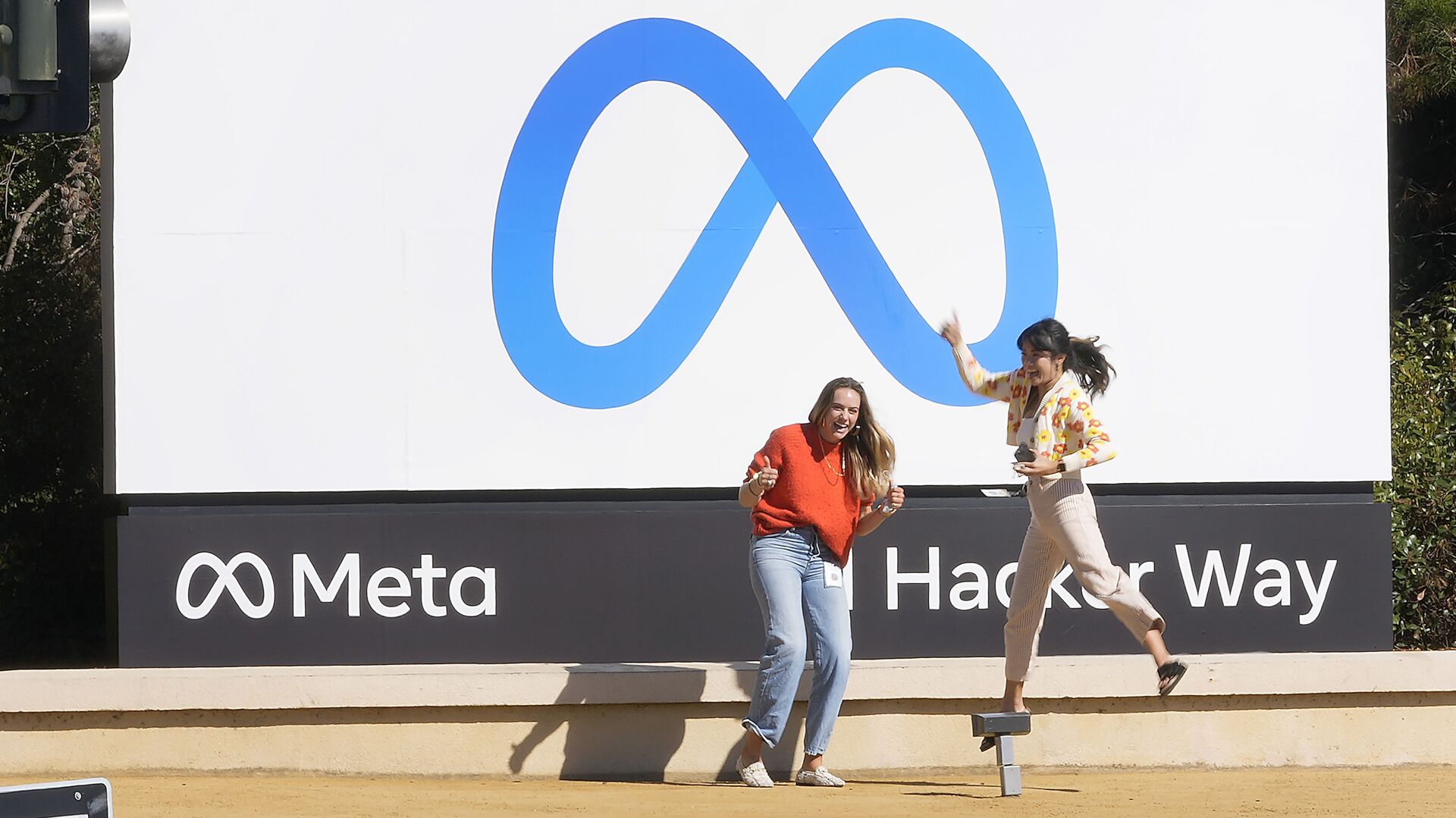 Facebook employees take a photo with the company's new name and logo outside its headquarters in Menlo Park, Calif., Thursday, Oct. 28, 2021, after the company announced that it is changing its name to Meta Platforms Inc.  - Sputnik International, 1920, 23.12.2021