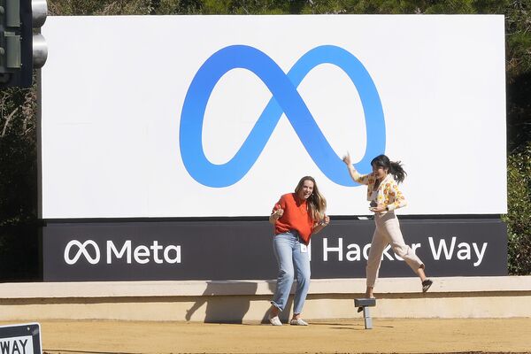 Facebook employees take a photo with the company&#x27;s new name and logo outside its headquarters in Menlo Park, San Mateo county in California on 28 October 2021 after the company announced that it is changing its name to Meta Platforms Inc. - Sputnik International