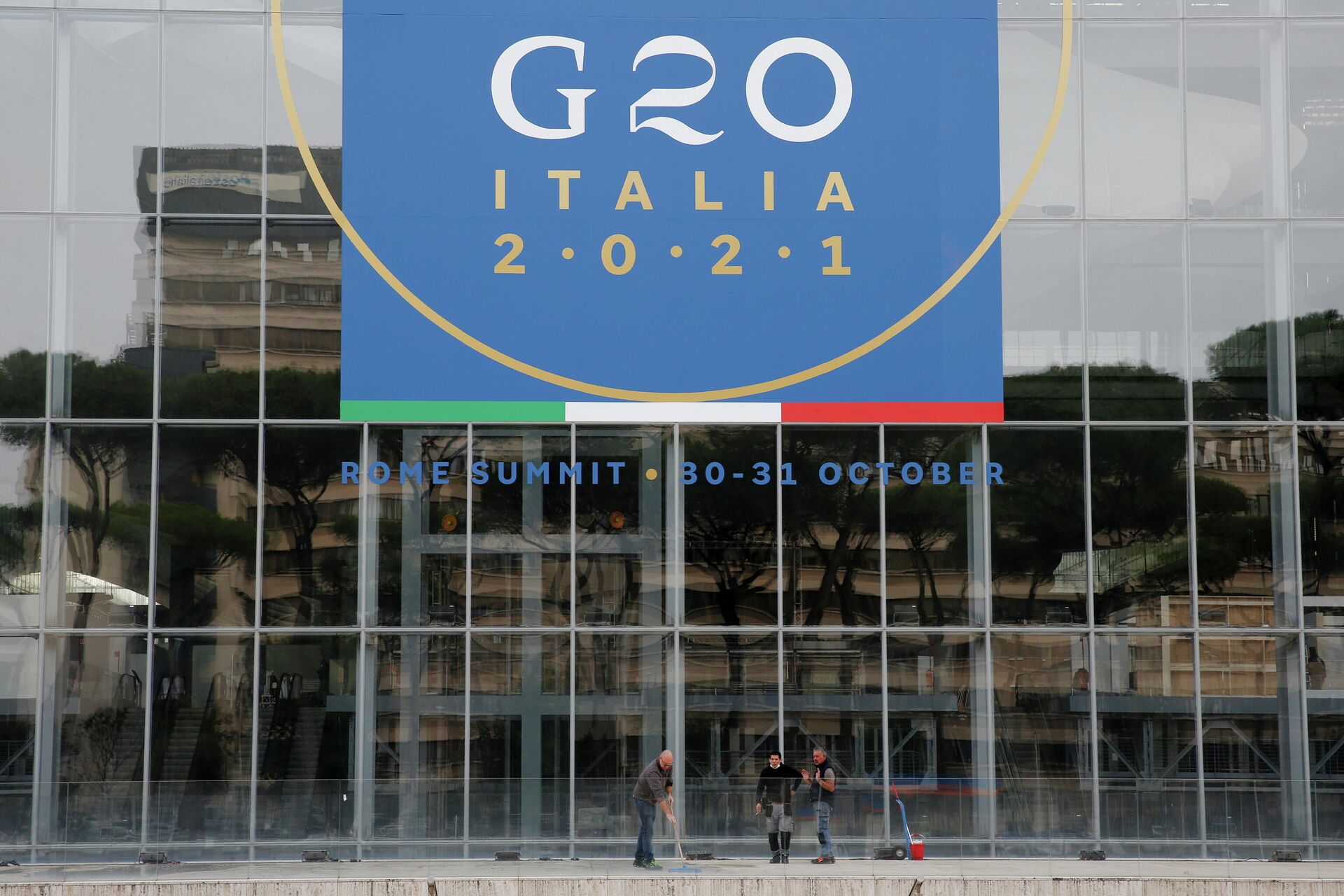 Workers clean in front of the Rome Convention Centre 'La Nuvola', in the city's EUR district, that will host the G20 summit with heads of state from major nations for a two-day meeting from October 30-31, in Rome, Italy, October 22, 2021.  - Sputnik International, 1920, 30.10.2021