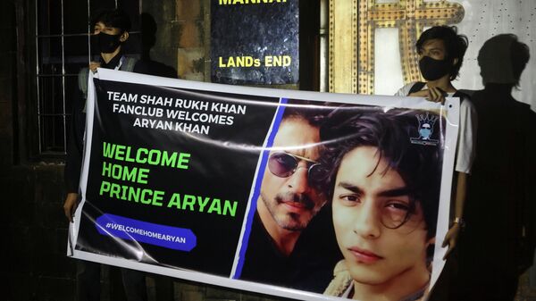 Fans of Bollywood superstar Shah Rukh Khan hold a poster outside his house, Mannat, after his eldest son Aryan Khan was granted bail by the Bombay High Court more than three weeks after he was arrested in a drugs case, in Mumbai, India, October 28, 2021 - Sputnik International
