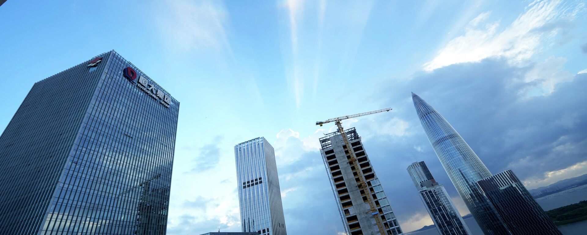 The Evergrande headquarters, left, stands in Shenzhen, China, Friday, Sept. 24, 2021 - Sputnik International, 1920, 12.03.2026